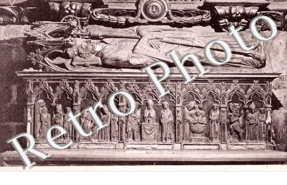 Sepulcro gotico en la capilla de san Narciso (siglo XIV)