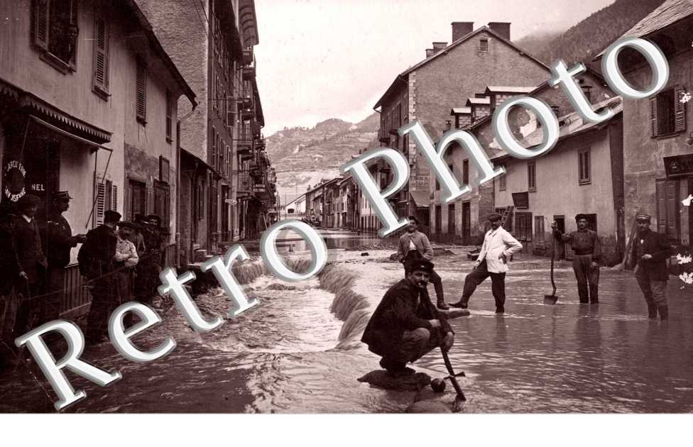 (une rue inondee et ses habitants)