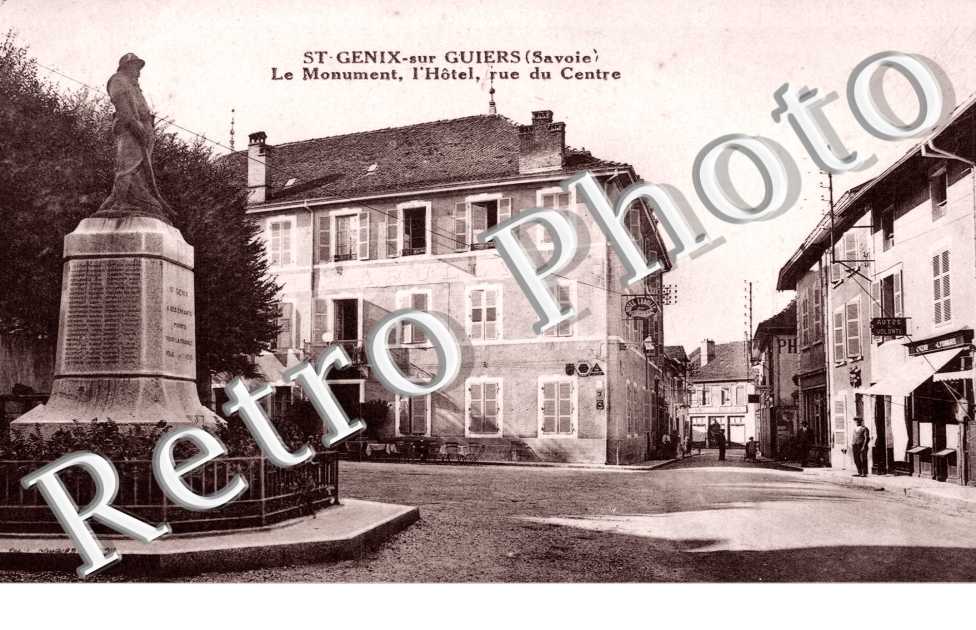 Le Monument, l'Hotel et Rue du Centre