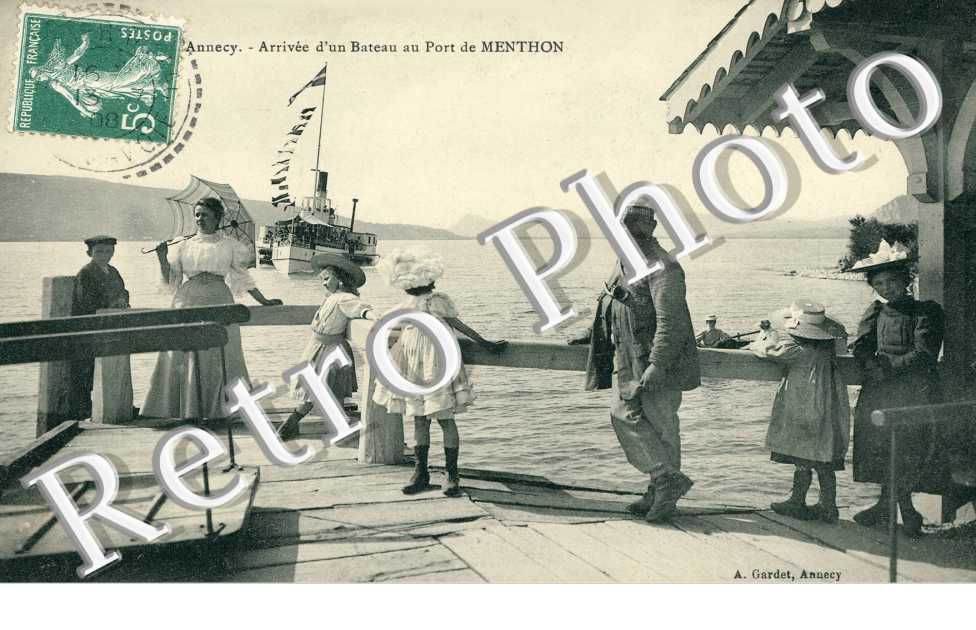 arrivee d&#039;un bateau au port de menthon