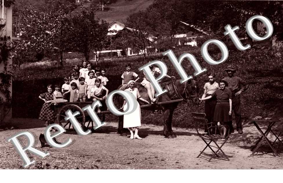 groupe de personnes en juin 1937