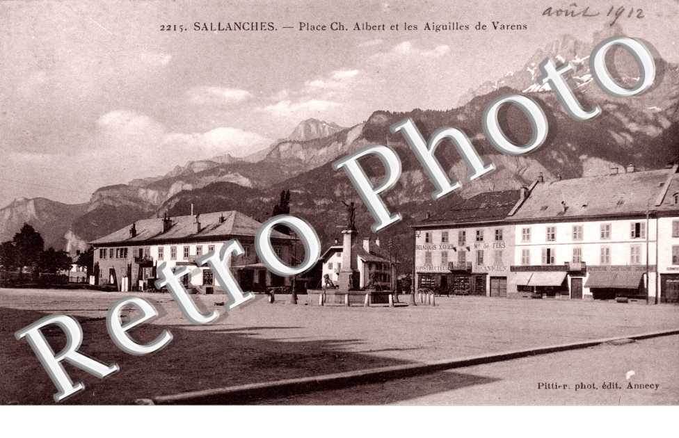 La place Charles-Albert et aiguilles de Varens
