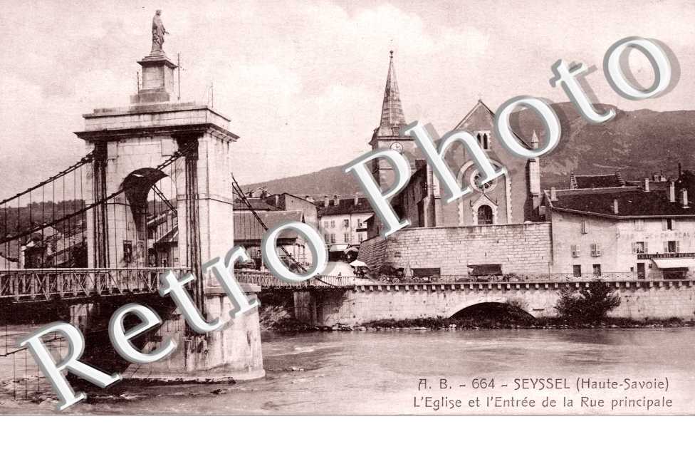 L&#039;Eglise et l&#039;Entree de la Rue Principale