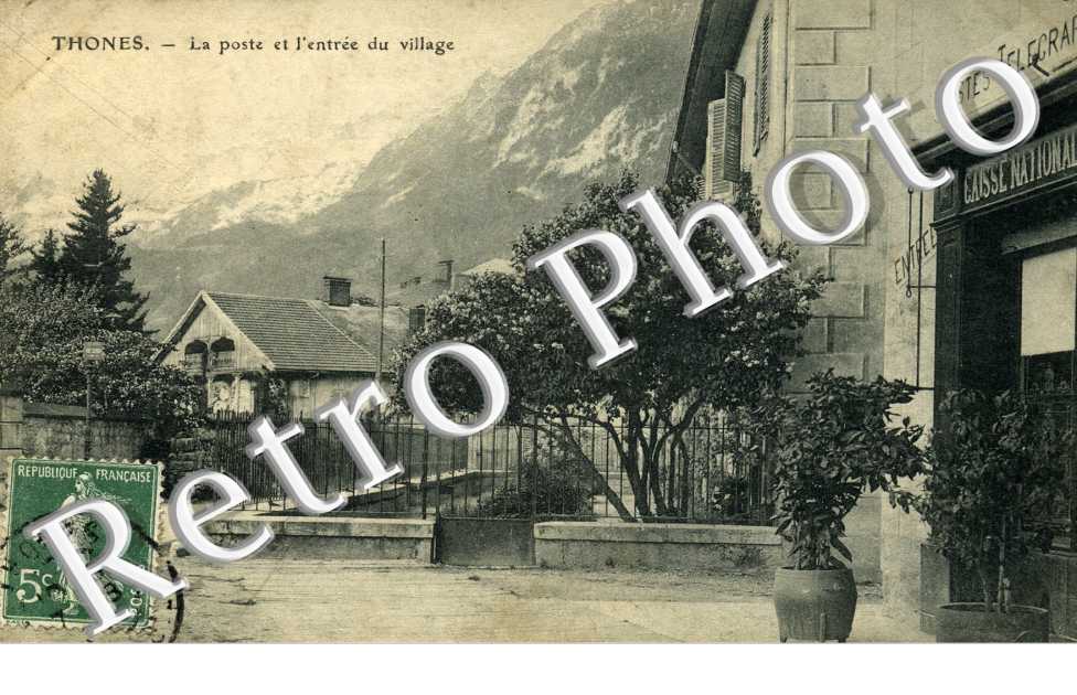 La poste et l'entree du village