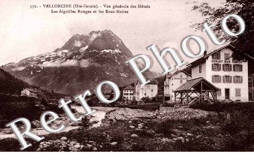 Vue generale des Hotels. Les Aiguilles Rouges et les Eaux-Noires