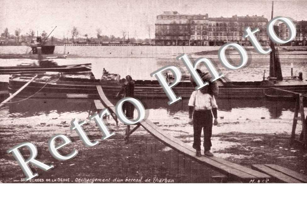 Berges de la Seine Dechargement d&#039;un bateau de charbon