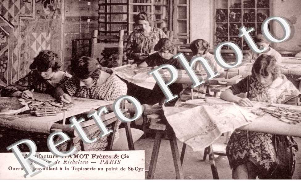 75 rue de Richelieu  -  Manufacture Hamot freres & Cie - ouvrieres travaillant a la tapisserie au point de St-Cyr