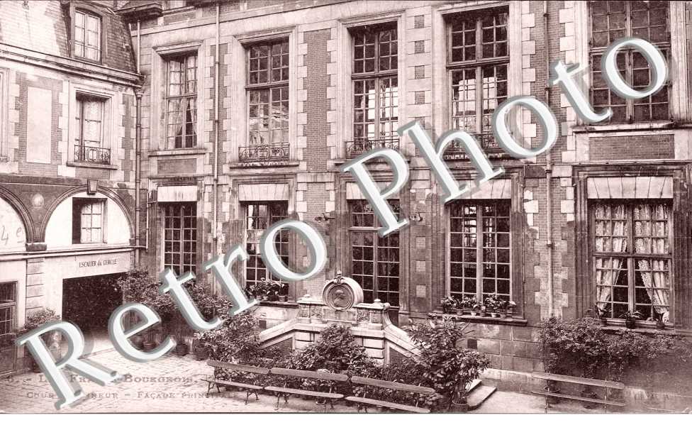 Les Francs Bourgeois, Cour d&#039;Honneur