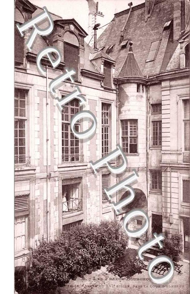Les Francs Bourgeois, Tourelle d&#039;angle dans la Cour d&#039;Honneur
