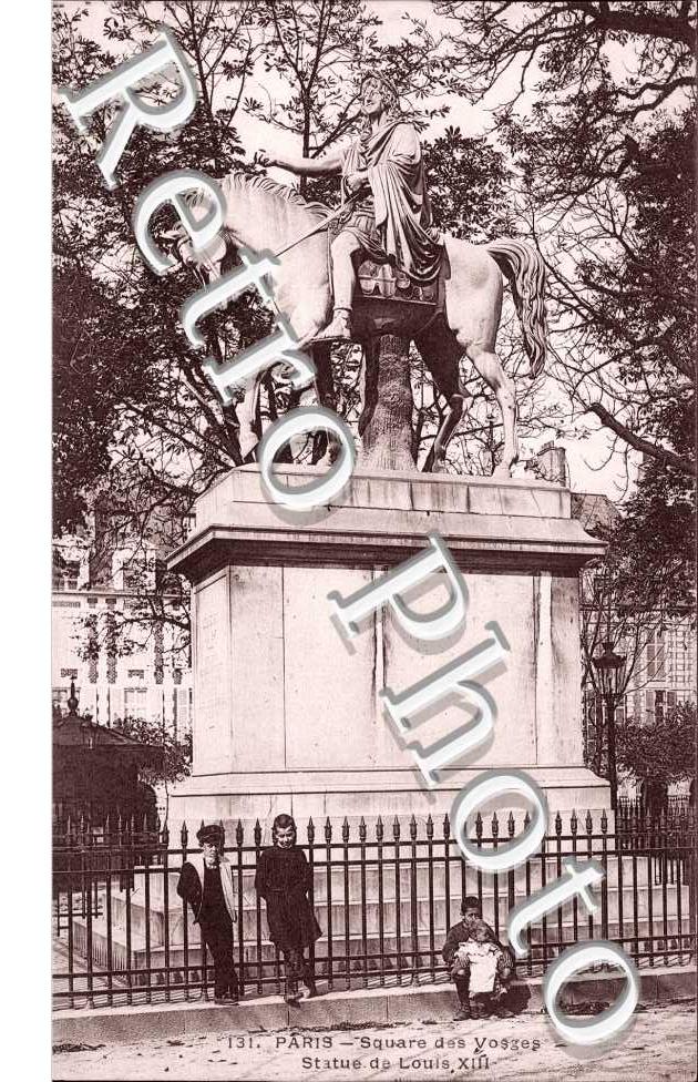 PLACE DES VOSGES statue de Louis XIII