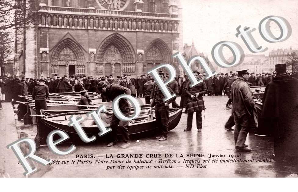 Crue de la Seine, 1910, Arrivee sur le Parvis Notre Dame de bateaux