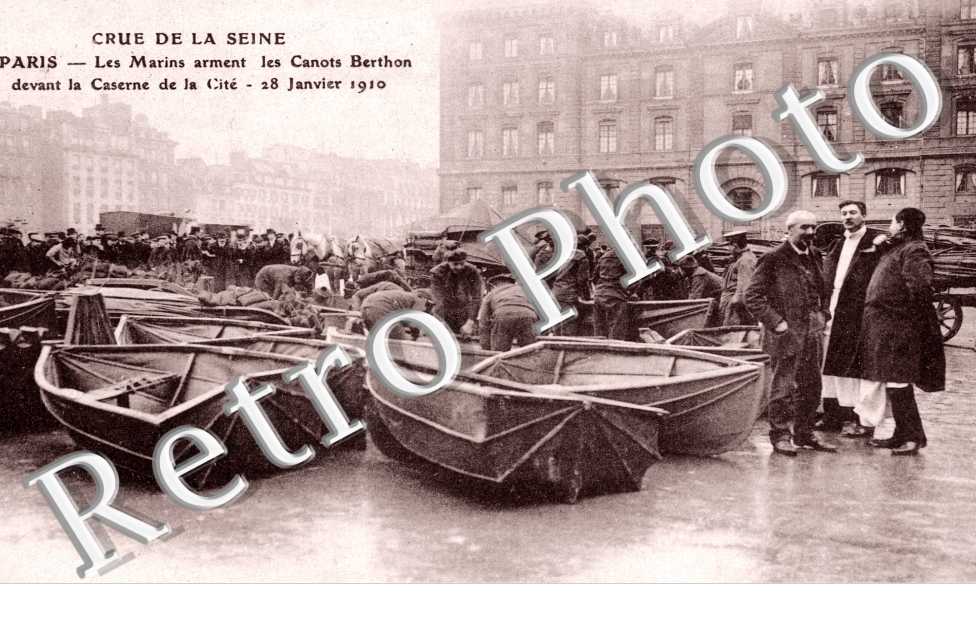 Les marins arment les canots Berthon devant la caserne de la cite 28 janvier 1910