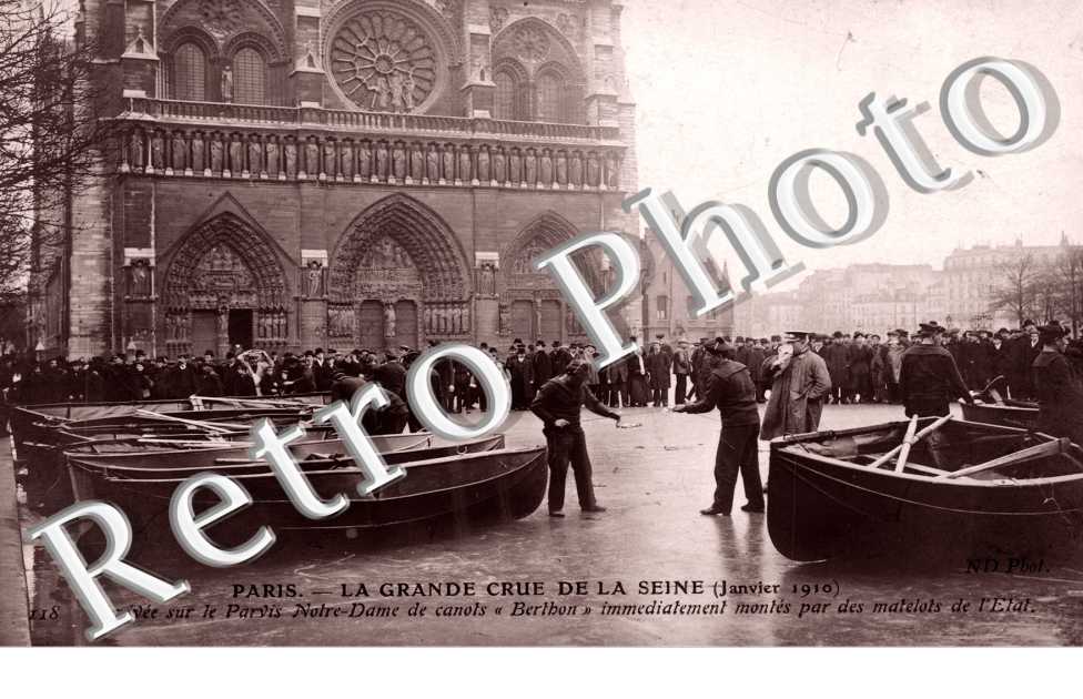 Crue de la Seine, les canots sur le Parvis Notre Dame