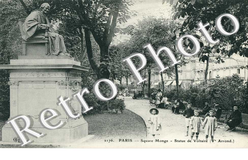 Square Monge, Statue de Voltaire