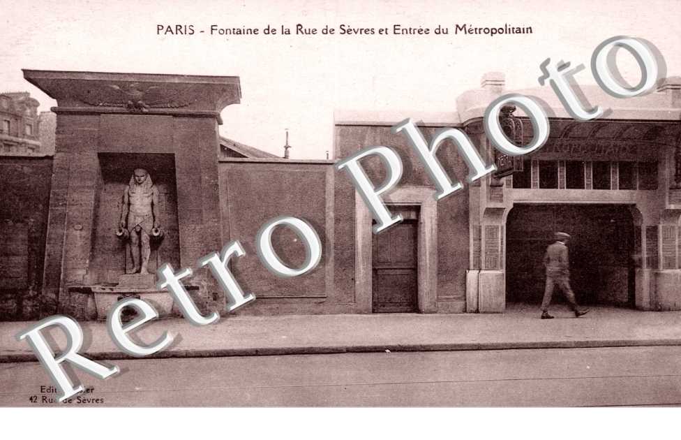 Fontaine de la Rue de Sevres et Entree du Metropolitain