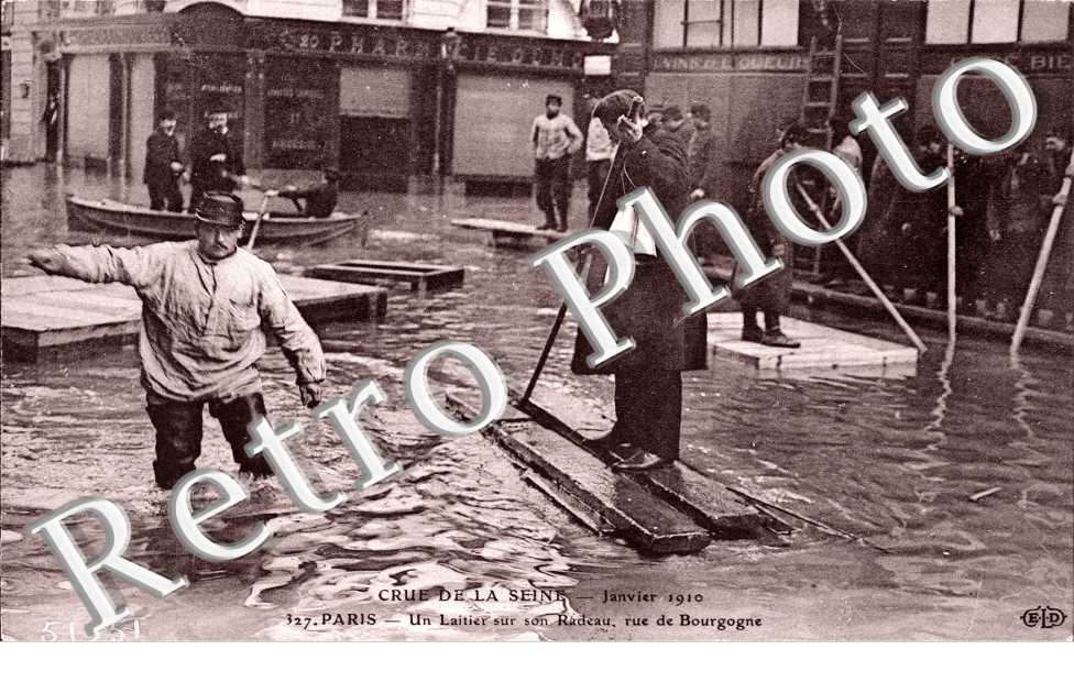 Inondations 1910, un laitier sur son radeau, Rue de Bourgogne
