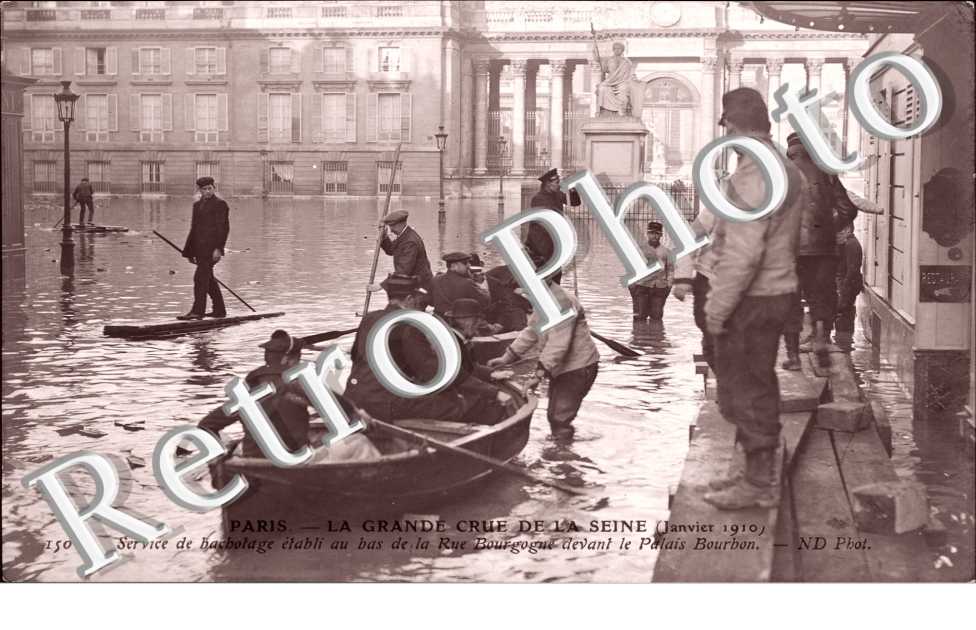 Inondations 1910, Service de bachotage, Rue de Bourgogne devant le Palais Bourbon