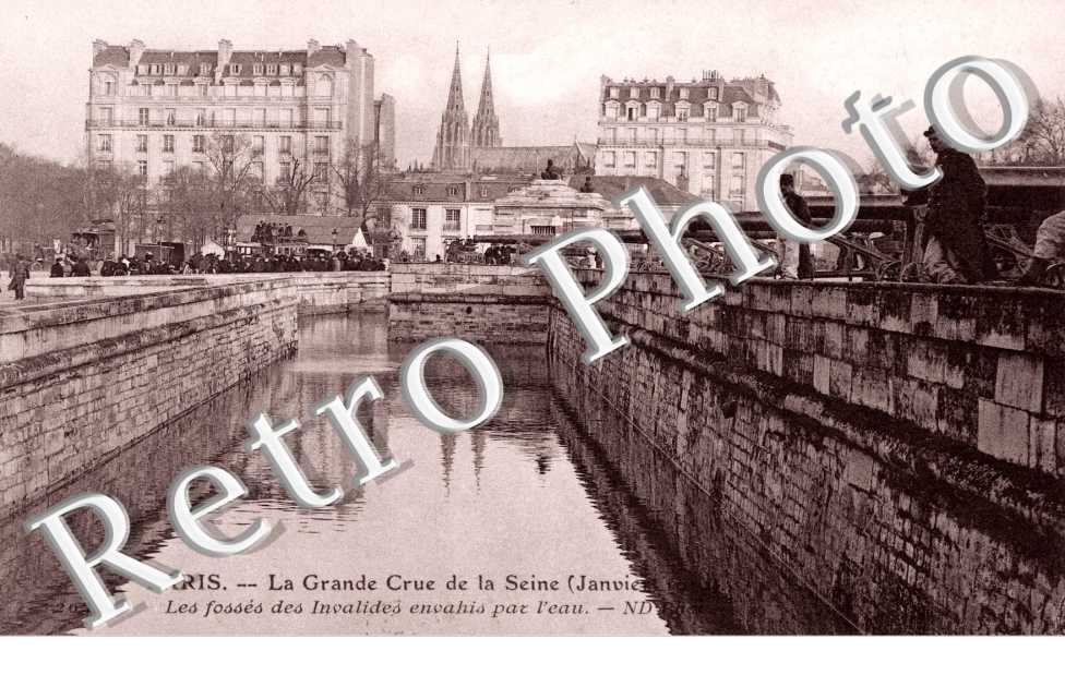 Crue de la Seine, les Fosses des Invalides envahis par l&#039;eau