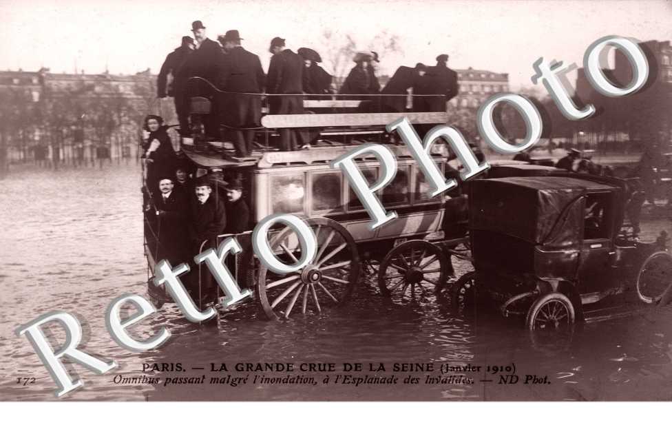 l'Esplanade des Invalides Omnibus passant malgre l'inondation