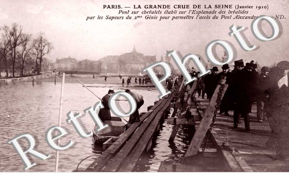 l&#039;Esplanade des Invalides  Crue de la Seine 1910, Pont sur chevalets