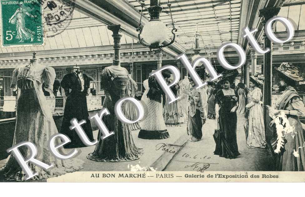  24 Rue de SÃ¨vres Au Bon Marche, Galerie de l&#039;Exposition des Robes