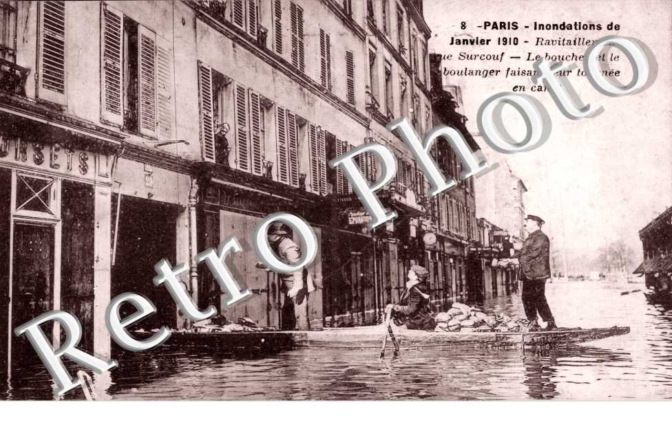 Inondations 1910, Ravitaillement Rue Surcouf, Boucher et Boulanger faisant leur tournee en canot