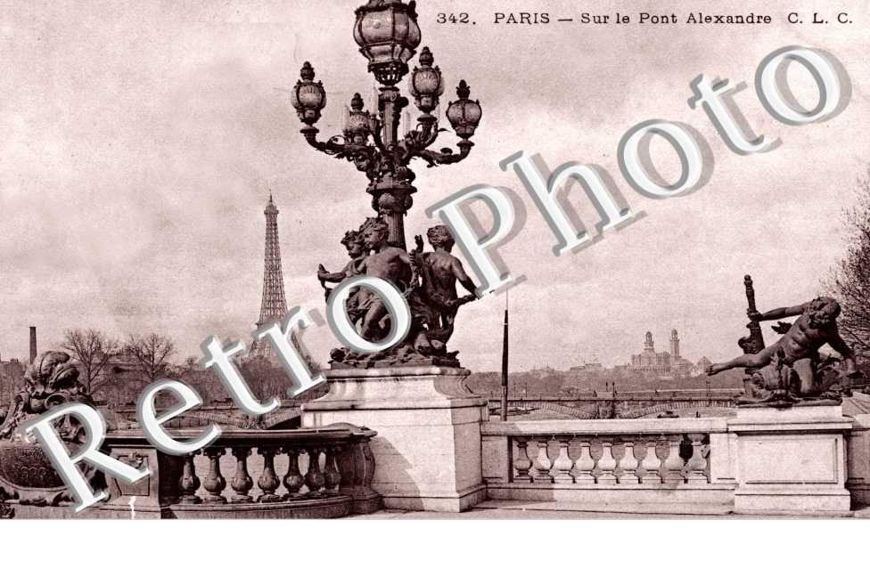 sur le pont Alexandre