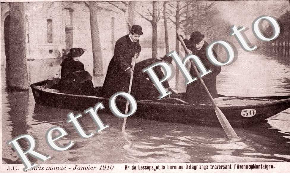Inondations 1910, Mr de Lesseps et la Baronne Delagrange traversant l'Avenue Montaigne