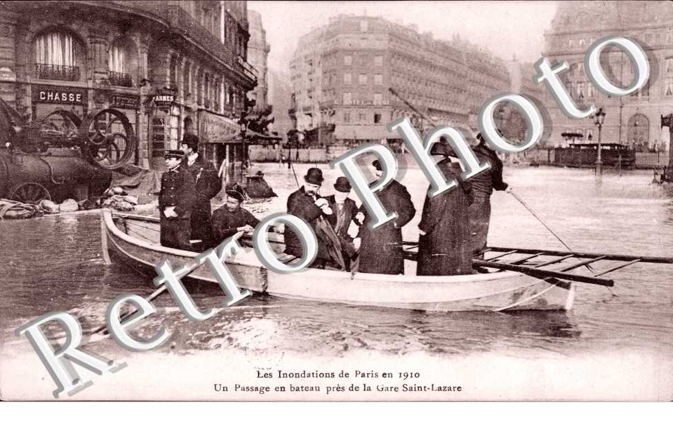 Inondations 1910 en bateau pres de la gare Saint Lazare