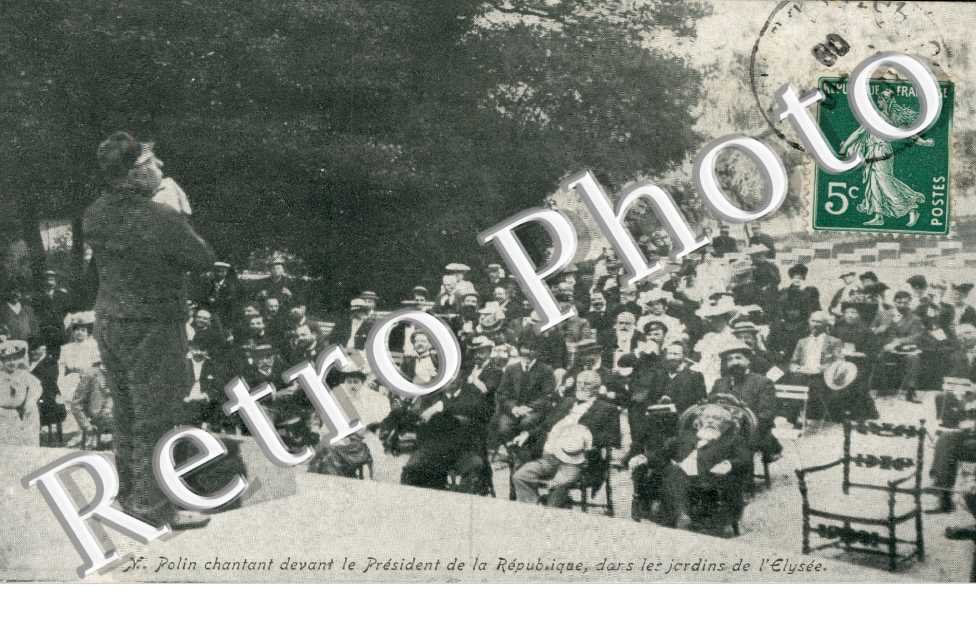 M. Potin chantant devant le President de la Republique dans les Jardins de l&#039;Elysee