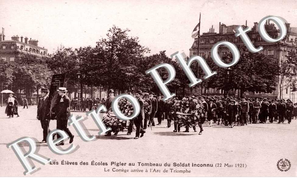 eleves des Ecoles Pigier au Tombeau du Soldat Inconnu (Les)