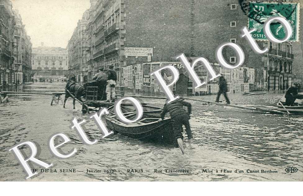 Inondations 1910, Rue Traversiere, Mise a leau d'un Canot Berthon