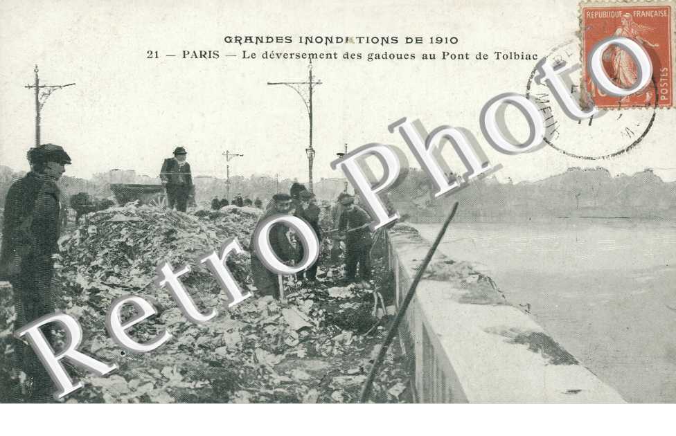 le deversement des gadoues  au Pont de Tolbiac Inondations de 1910