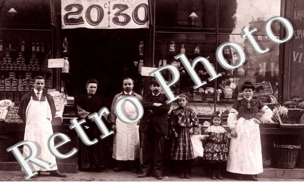 (des commercants devant leur Epicerie)
