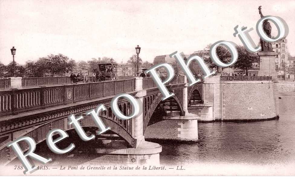 Statue  de la Liberte Pont de GrenelleSquare de Grenelle