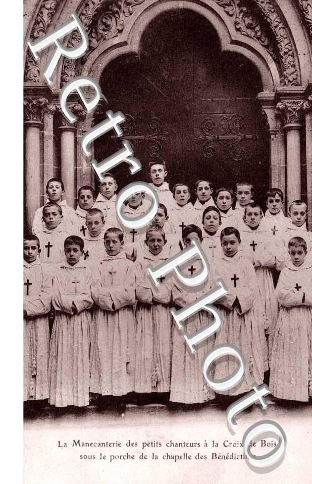 petits chanteurs a la Croix de Bois sous le porche de la Chapelle des Benedictins