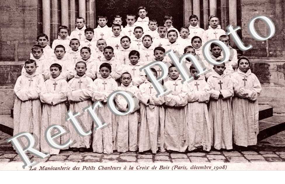 petits chanteurs a la Croix de Bois sous le porche de la Chapelle des Benedictins