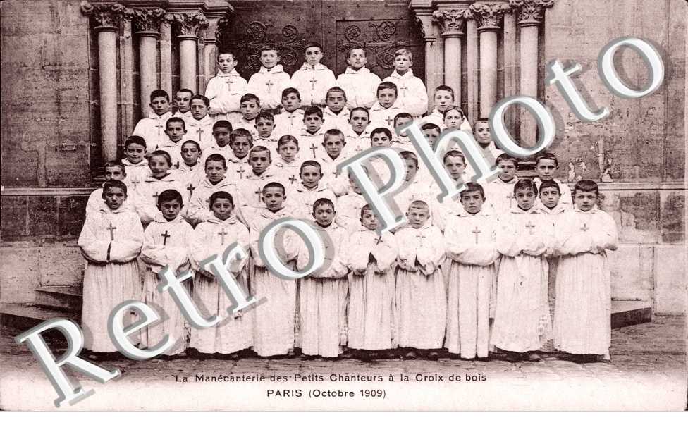 petits chanteurs a la Croix de Bois sous le porche de la Chapelle des Benedictins