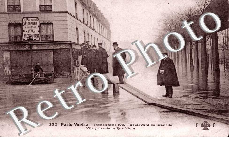 Inondations 1910, Boulevard de Grenelle Vue prise de la rue Viala