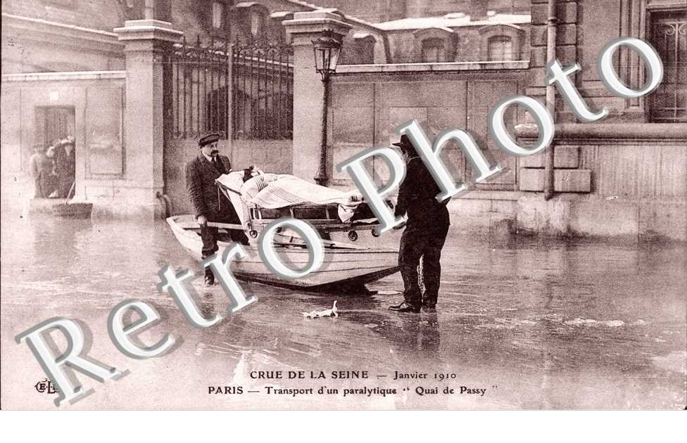 Crue de la Seine 1910, Transport d'un paralytique Quai de Passy