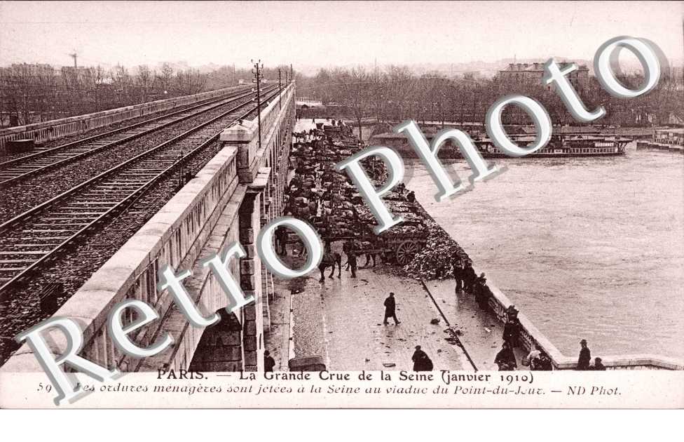 Crue de la Seine 1910, Les ordures menageres jetees a la Seine au Viaduc d'Autheuil