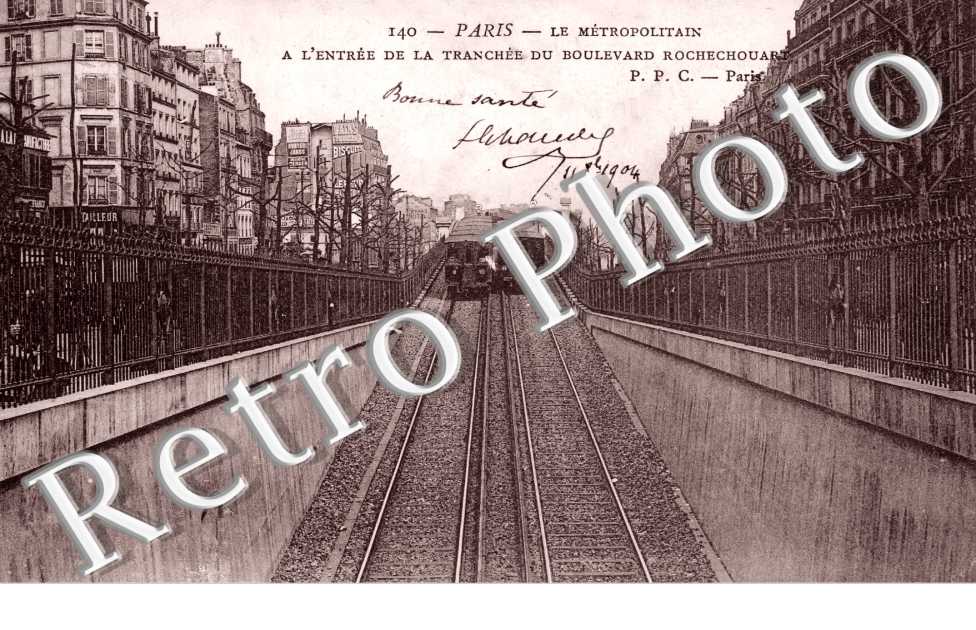 Le metropolitain a l'entree de la tranchee du boulevard Rochechouart