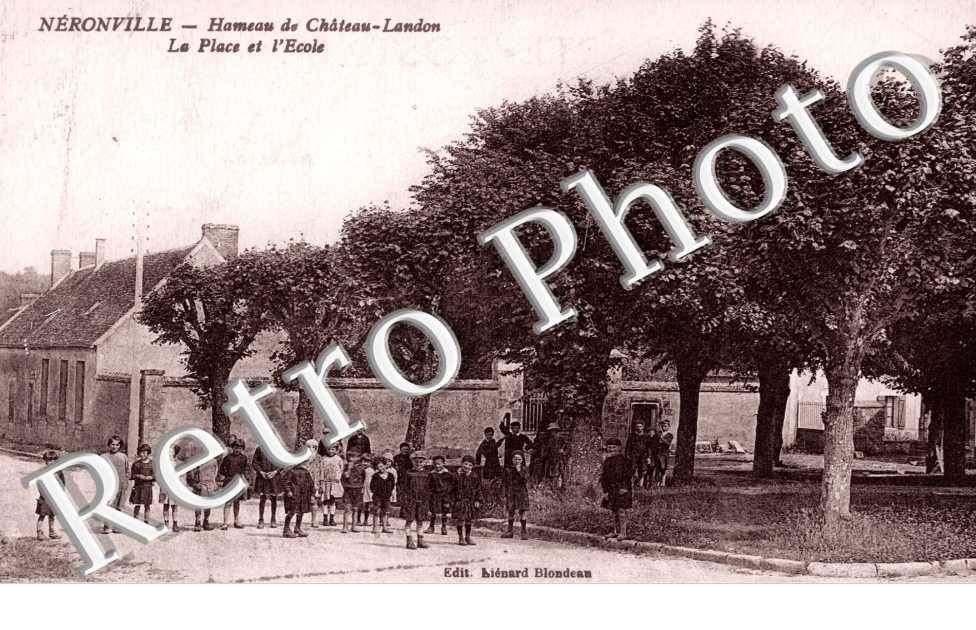NERONVILLE Hameau de Chateau-Landon, la Place et l'Ecole