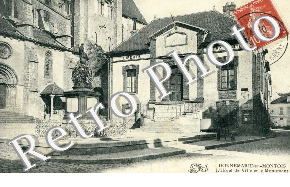 Donnemarie-en-Montois, l'Hotel-de-Ville et le Monument