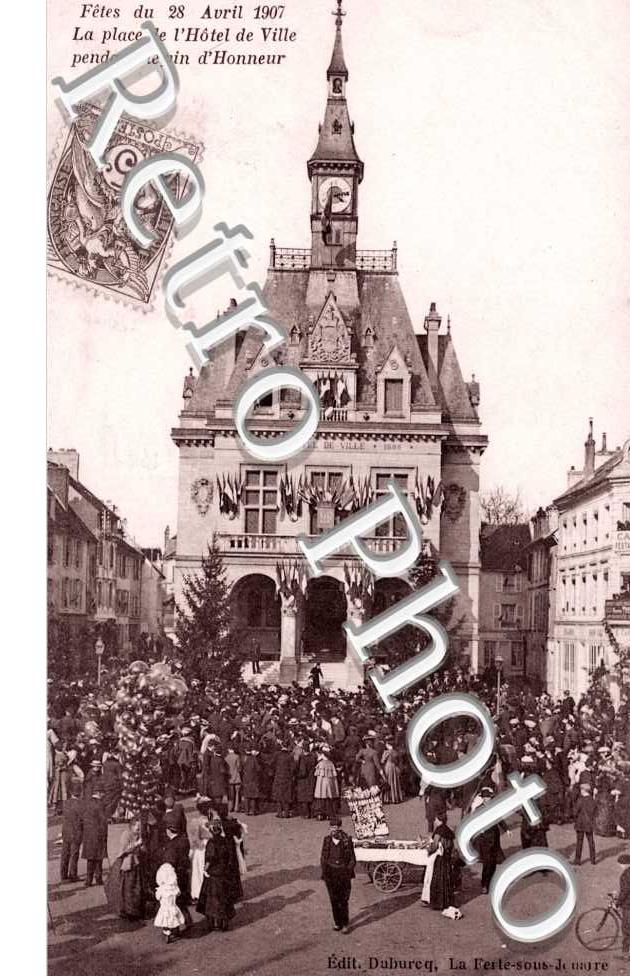 la Place de l'Hotel de Ville pendanr le Vin d'Honneur, les Fetes du 28 Avril 1907