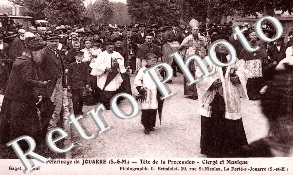 Procession lors du Pelerinage, Clerge et Musique