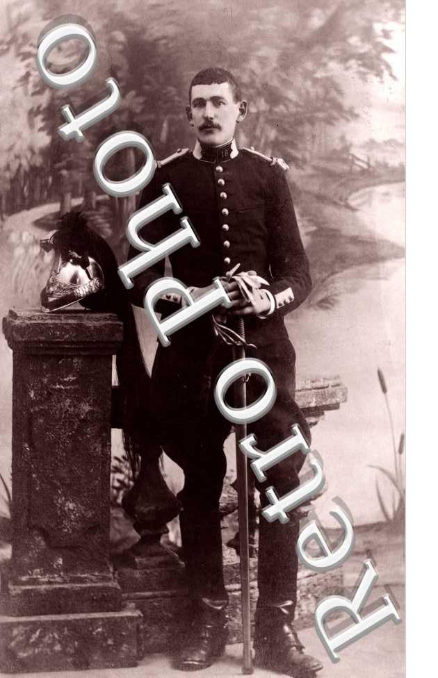 (Un militaire)