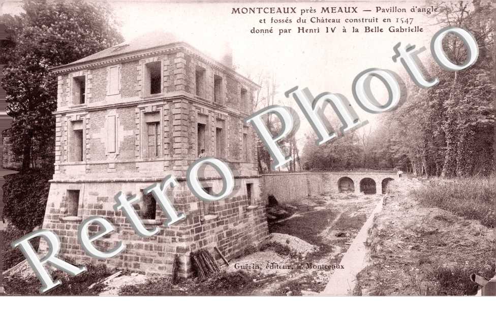 Pavillon d&#039;angle et fossés du château