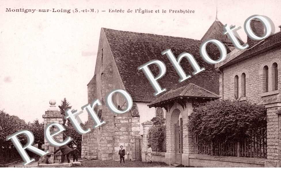 Entree de l'Eglise et le Presbytere