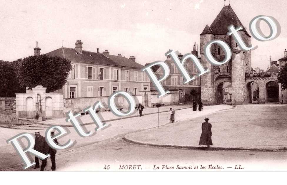 la Place Samois et les Ecoles
